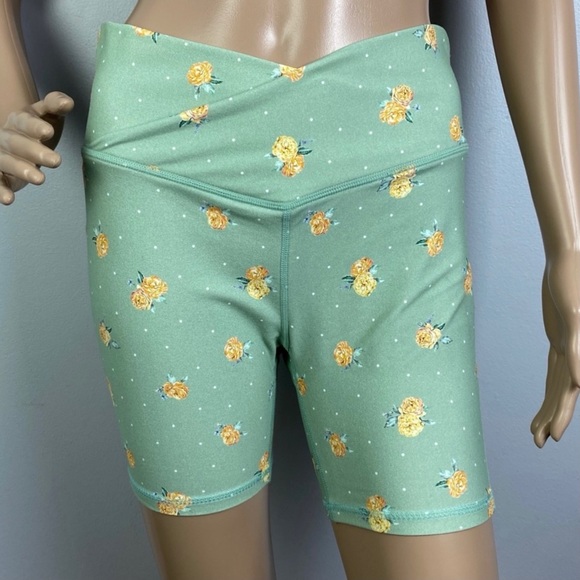 NEW WEWOREWHAT GREEN FLORAL PRINT BIKE SHORTS - Picture 2 of 6